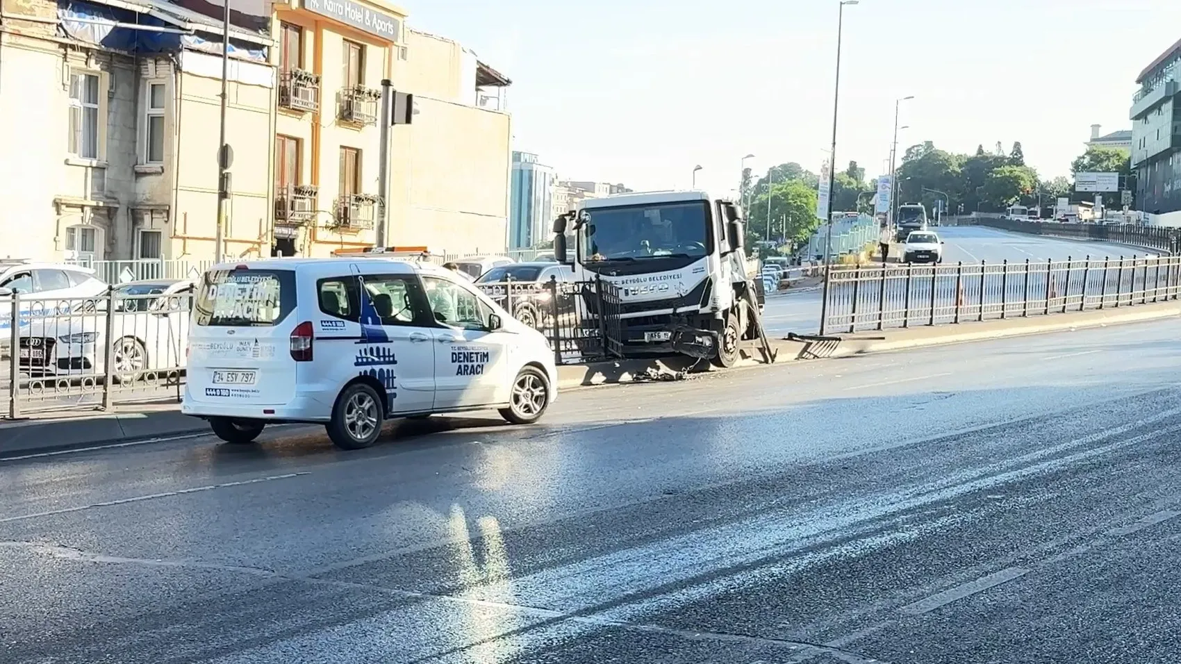 Beyoğlu’nda sabah mesaisi kaza ile başladı