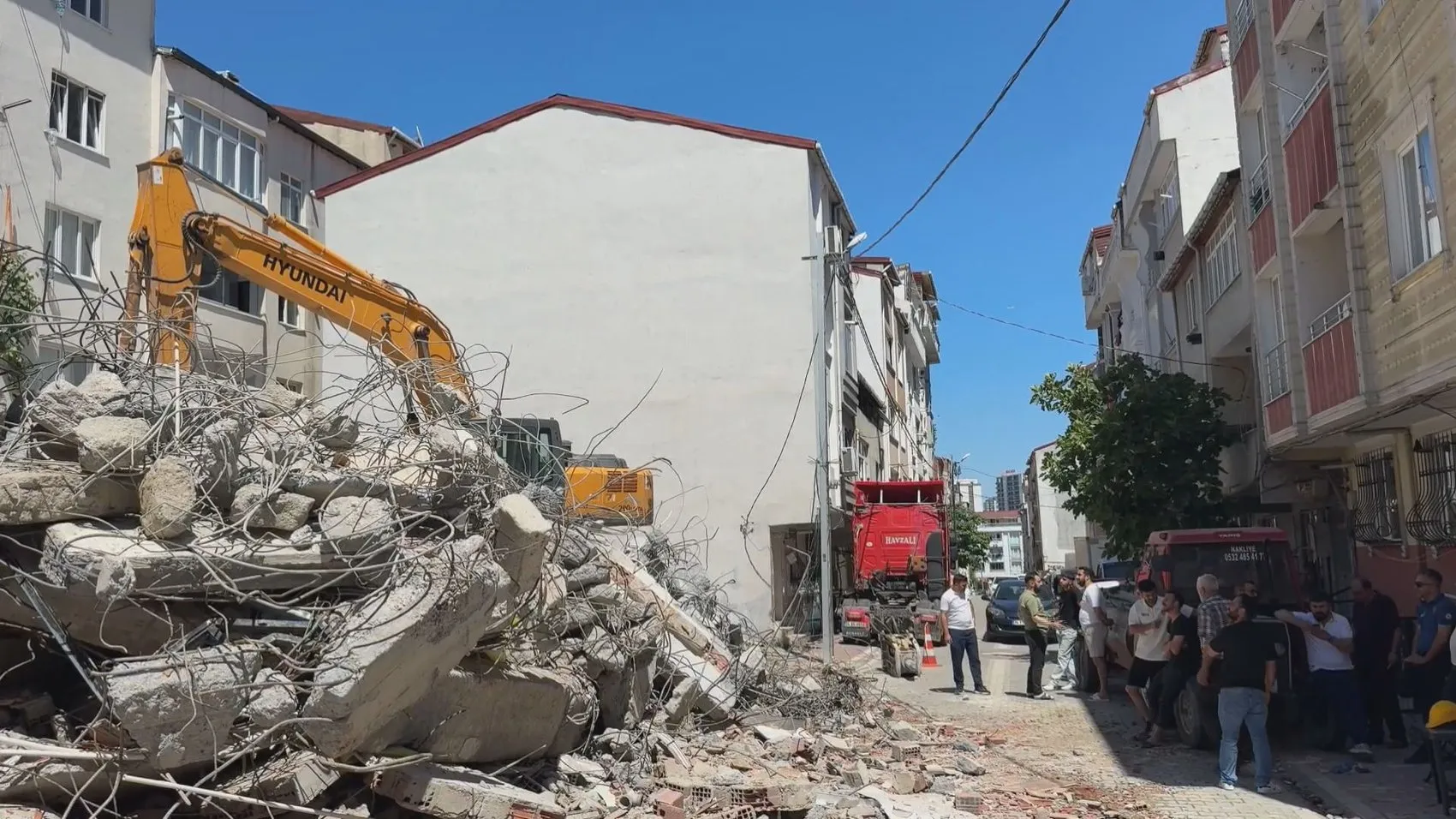 Esenyurt’ta kontrolsüz yıkım binayı yıktı