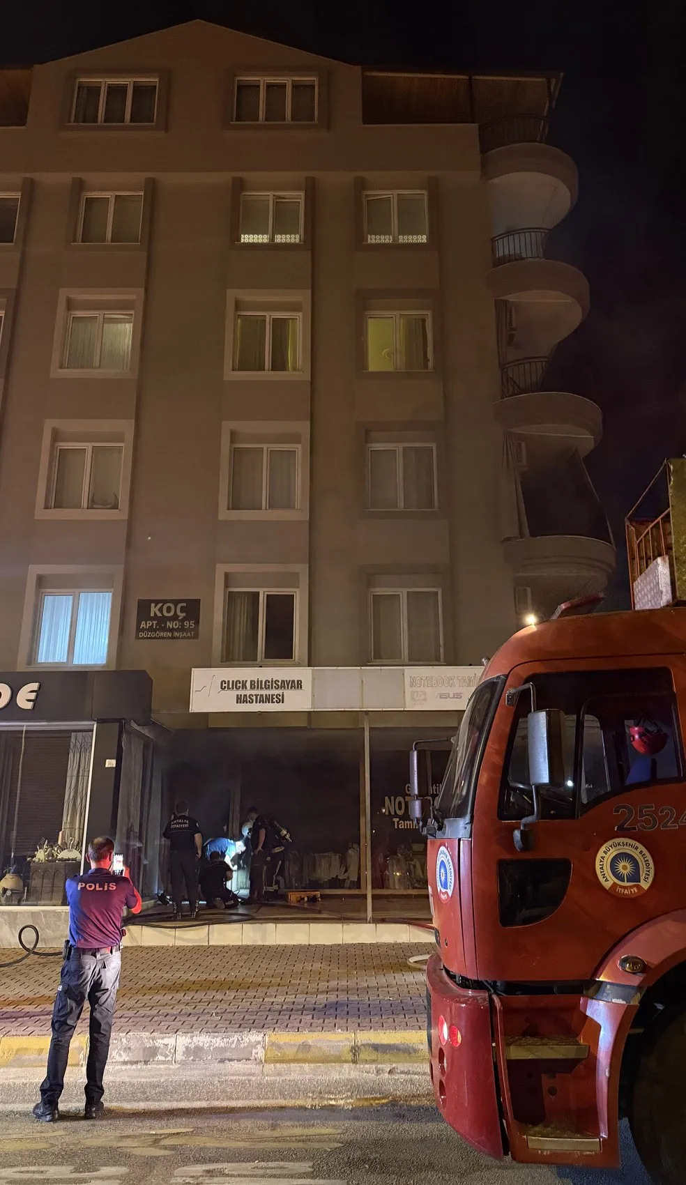 Antalya’da bilgisayar tamir dükkanı küle döndü