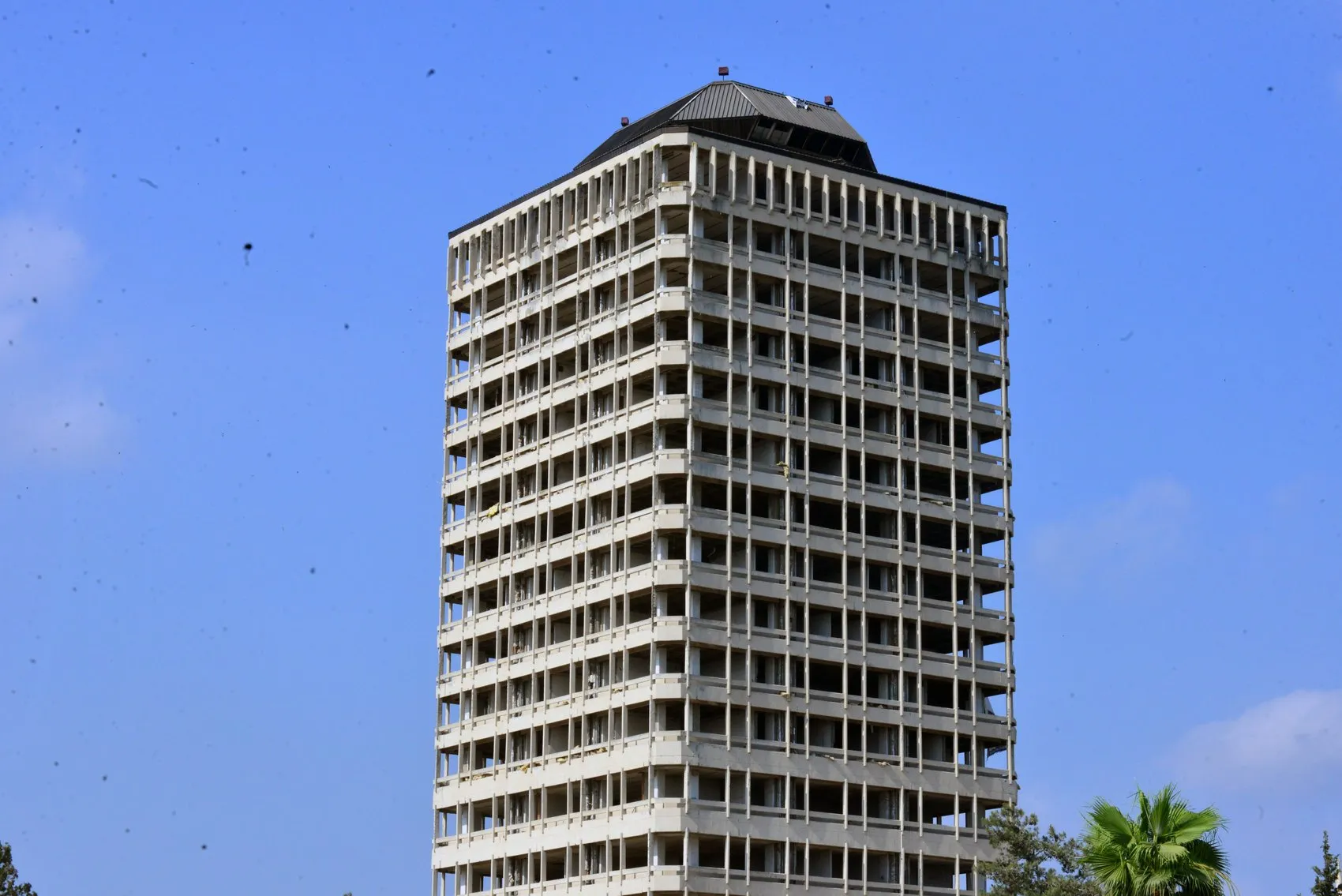 Adana’da 48 yıllık dev bina 420 kilo dinamitle yerle bir oldu