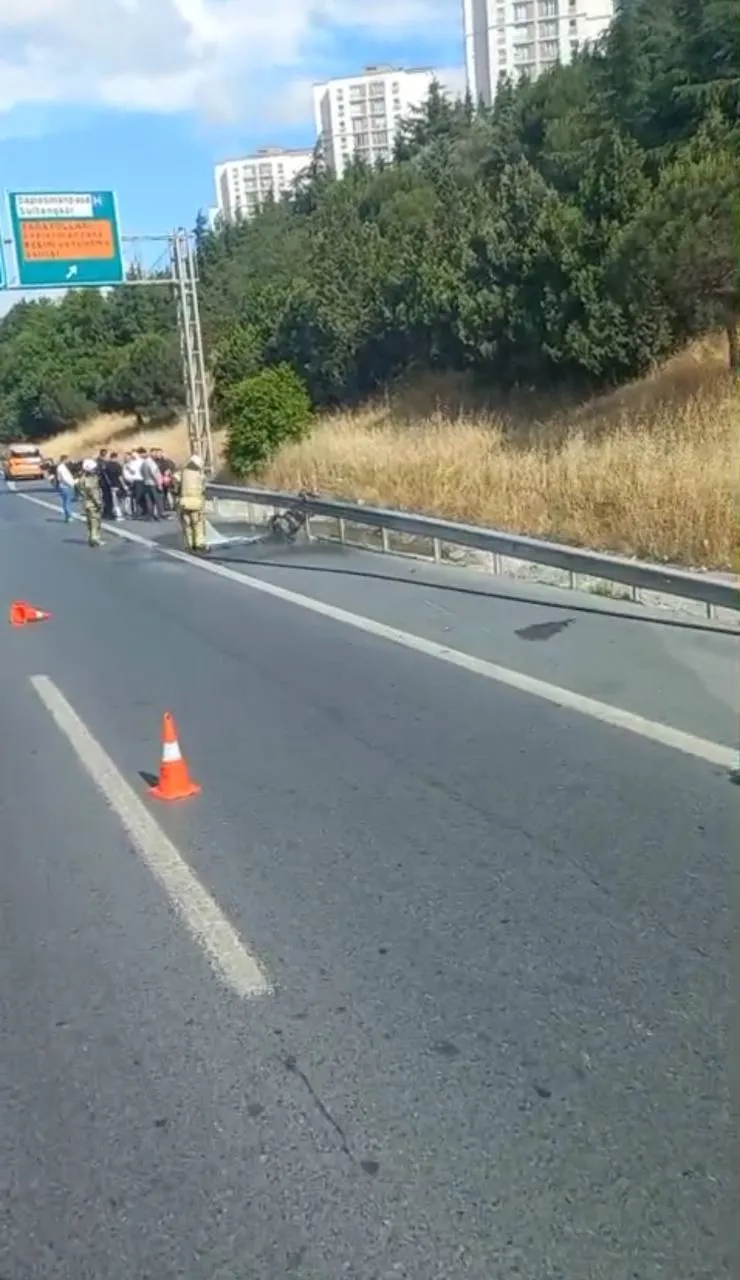 TEM Otoyolu'nda seyir halindeki motosiklet alevlere teslim oldu