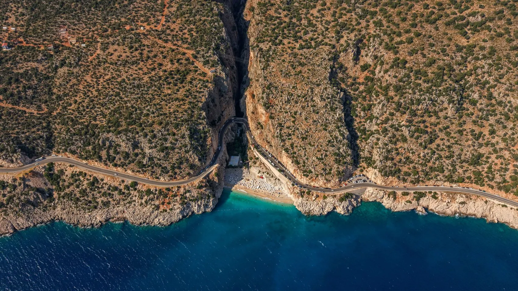 Kaputaş Plajı tatilcilerin akınına uğruyor