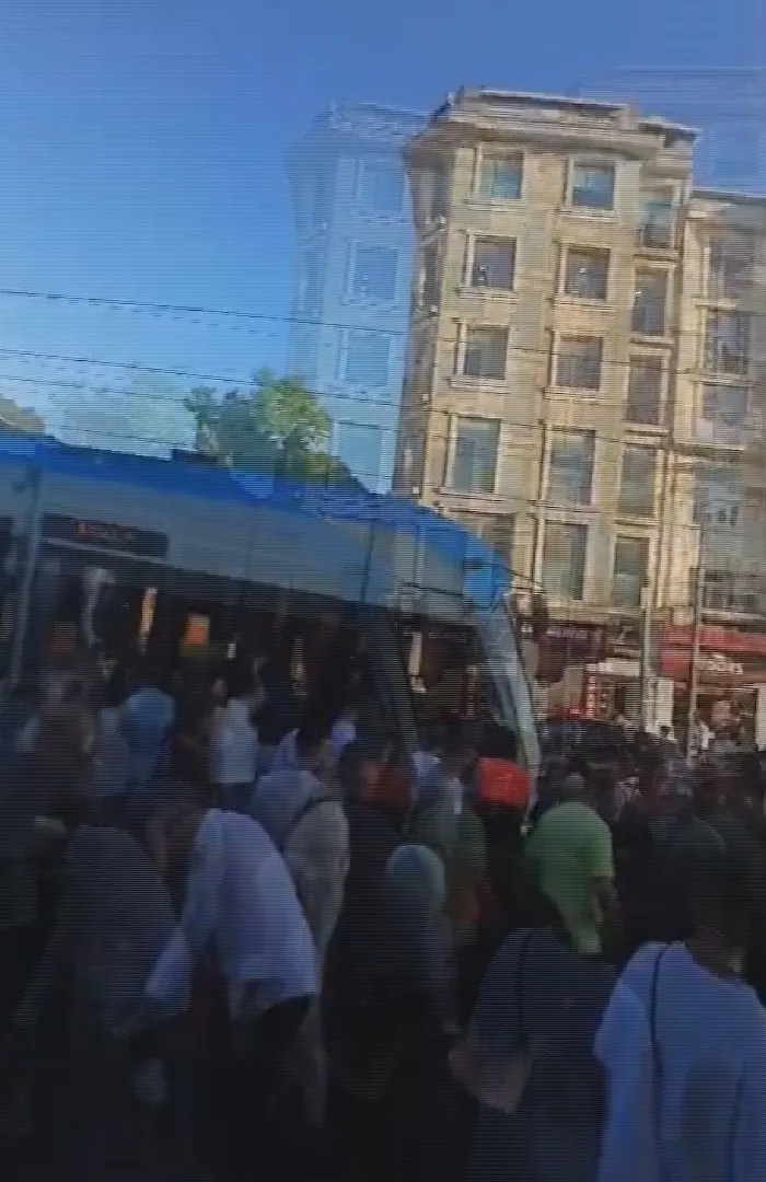 Laleli tramvay durağında 6 yaşındaki çocuk hayatını kaybetti