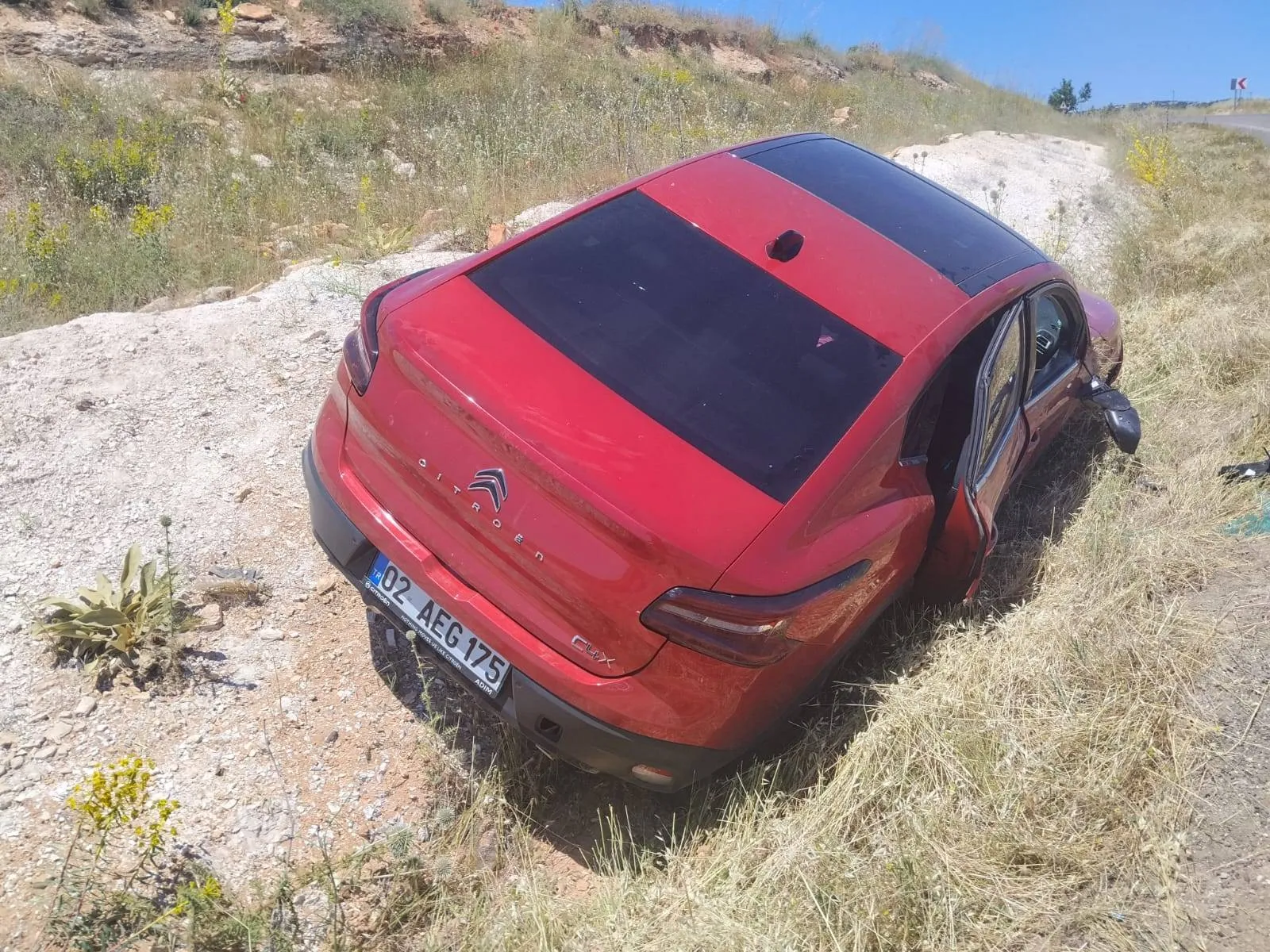 Adıyaman Besni yolunda otomobil şarampole uçtu