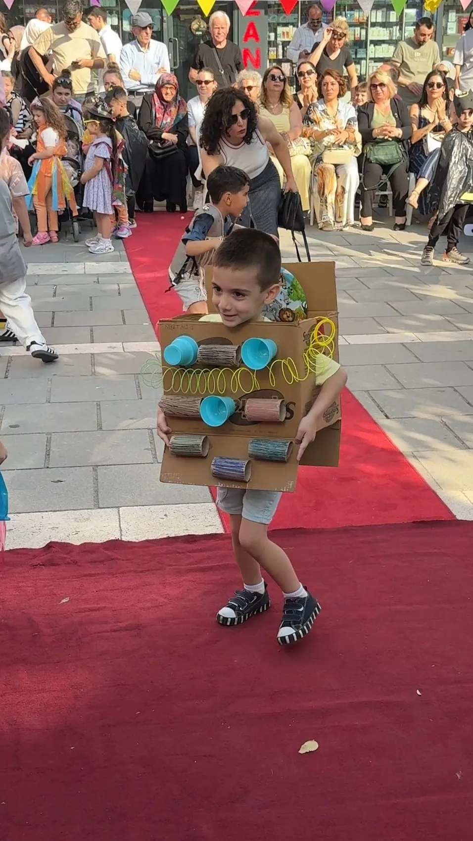 Avcılar'da miniklerden çevre için geri dönüşüm defilesi