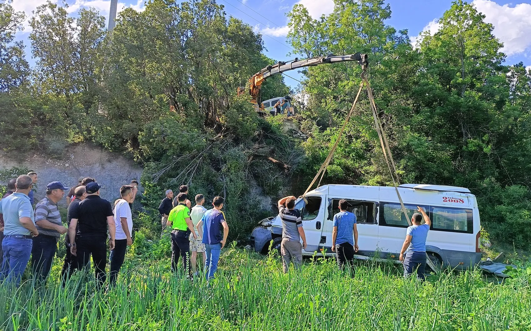 Burdur’da tarım işçilerini taşıyan minibüs uçuruma yuvarlandı