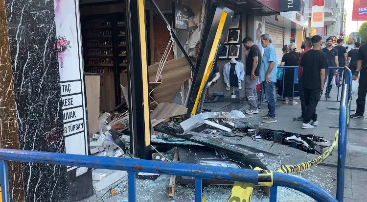 Fatih’te kontrolden çıkan otomobil dükkana daldı