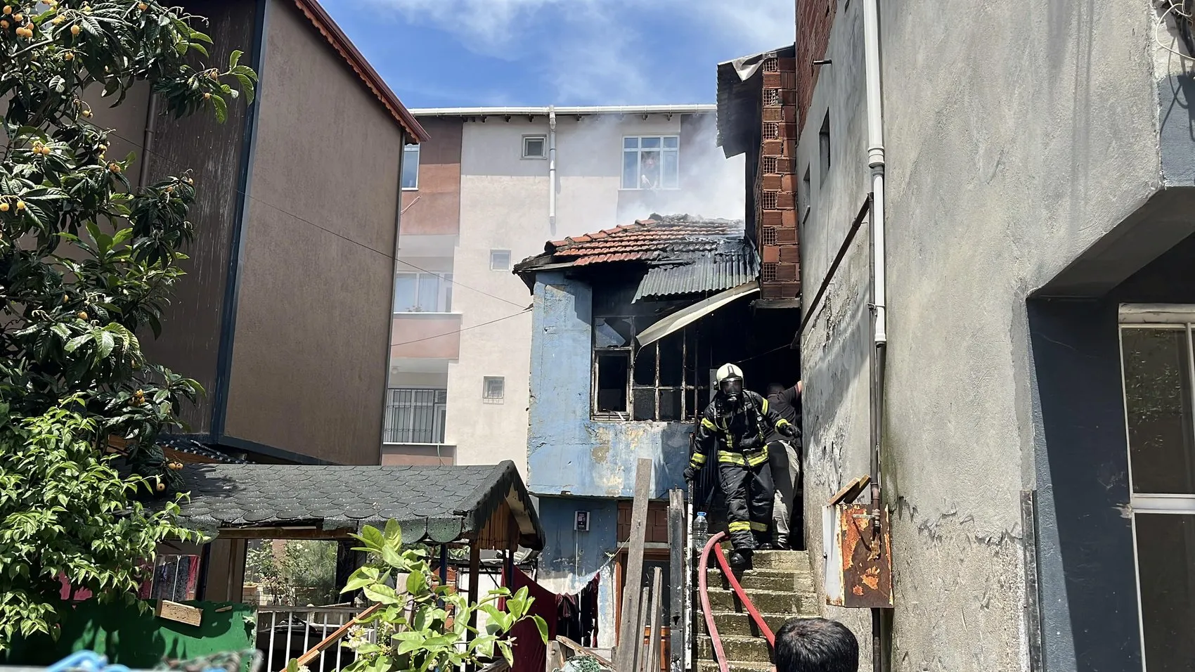 Darıca'da boş binadan yayılan dumanlar anne ve kızını balkona hapsetti