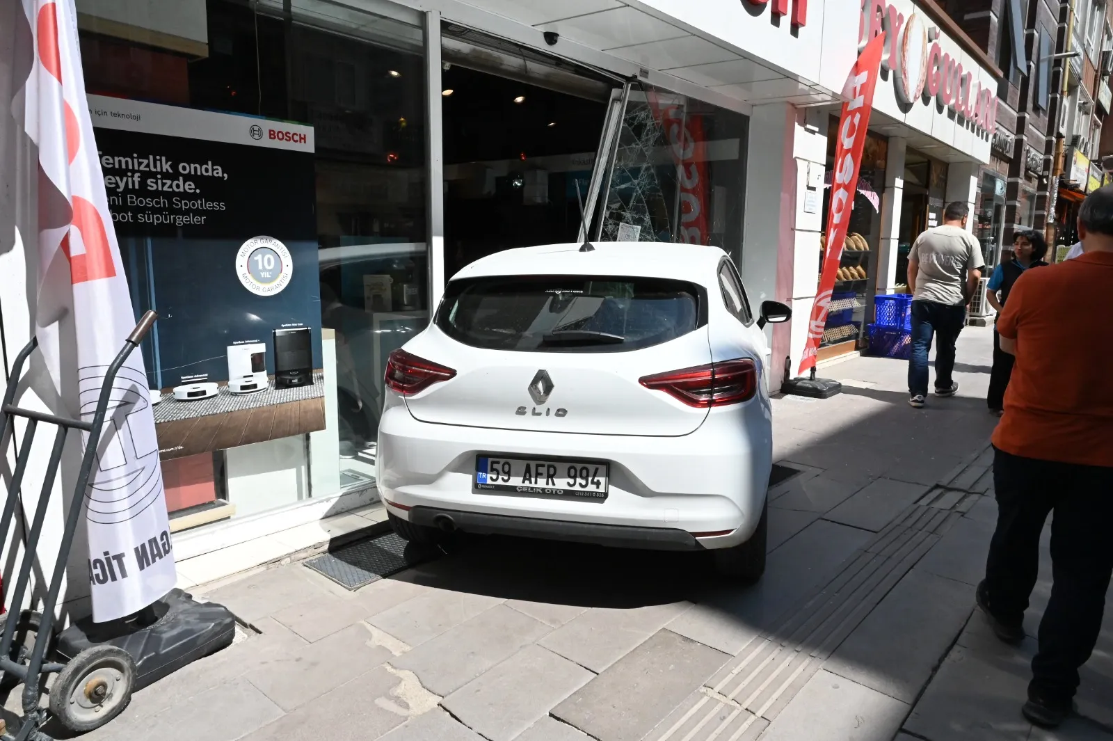 Kırıkkale'de otomobil dükkanın içine daldı