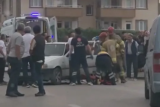 İnegöl'de kavşak kazası 9 kişi hastaneye kaldırıldı