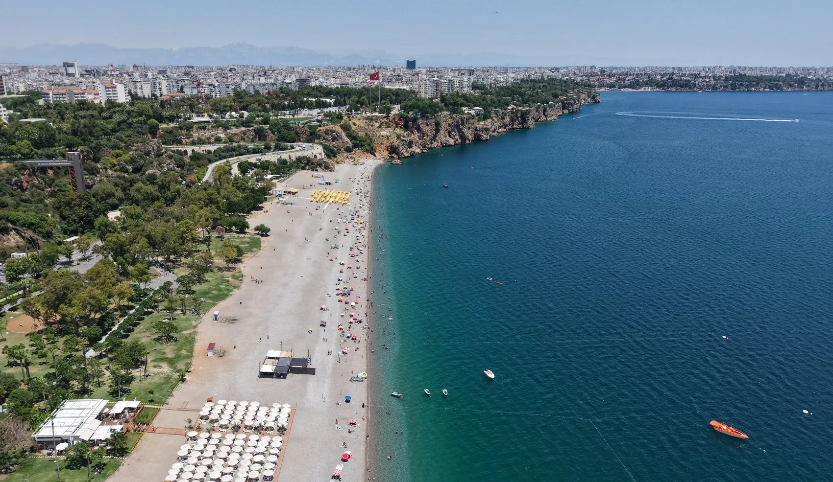 Antalya kavurucu sıcakla tanıştı sahil doldu taştı