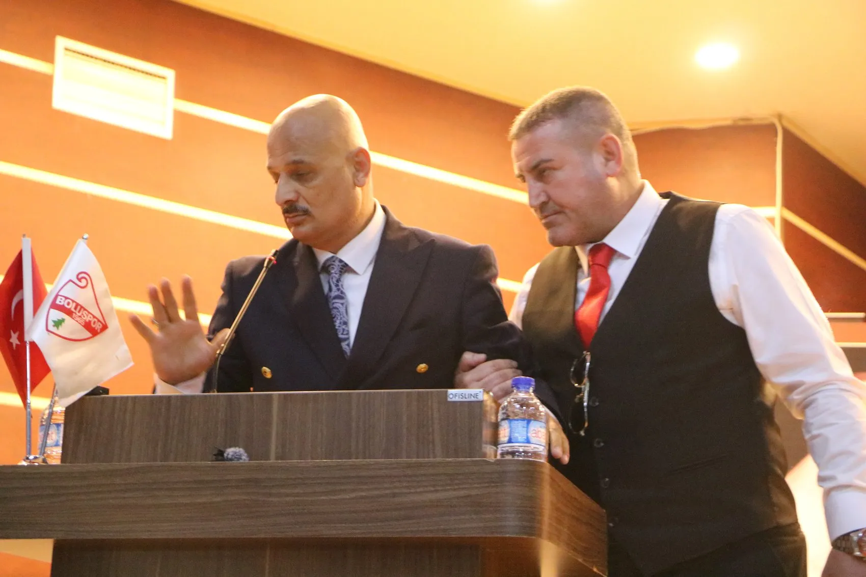 Boluspor kongresinde gergin seçim Erdal Bayrak güven tazeledi