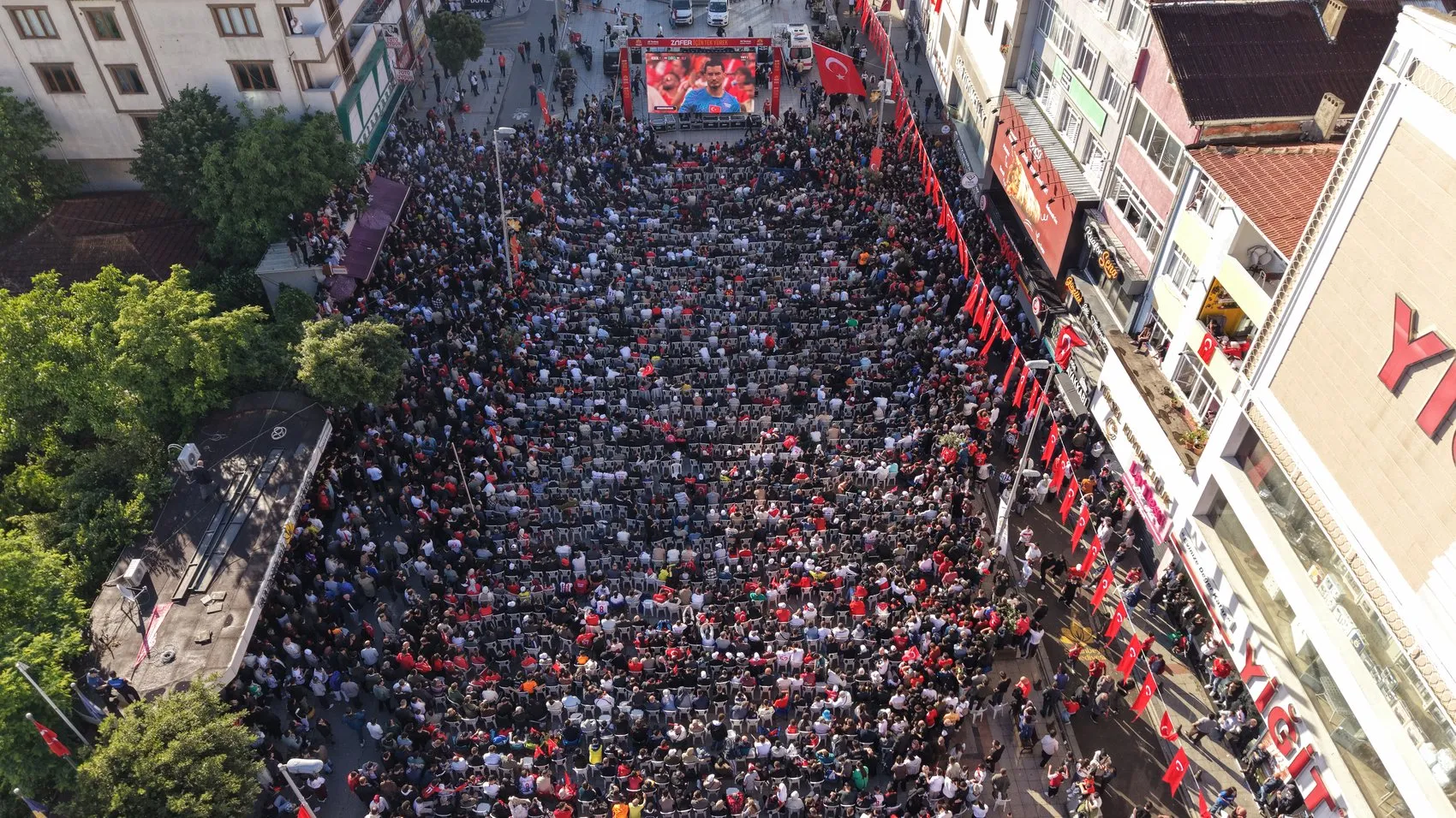 Sultanbeyli halkı sabah namazı sonrası milli maç için meydanda buluştu