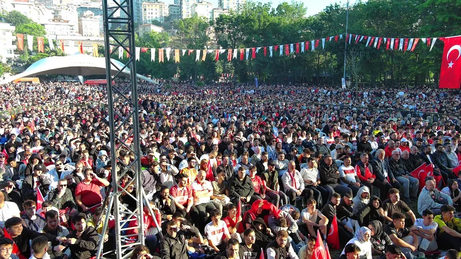 Kağıthane sokakları milli maç coşkusuyla doldu