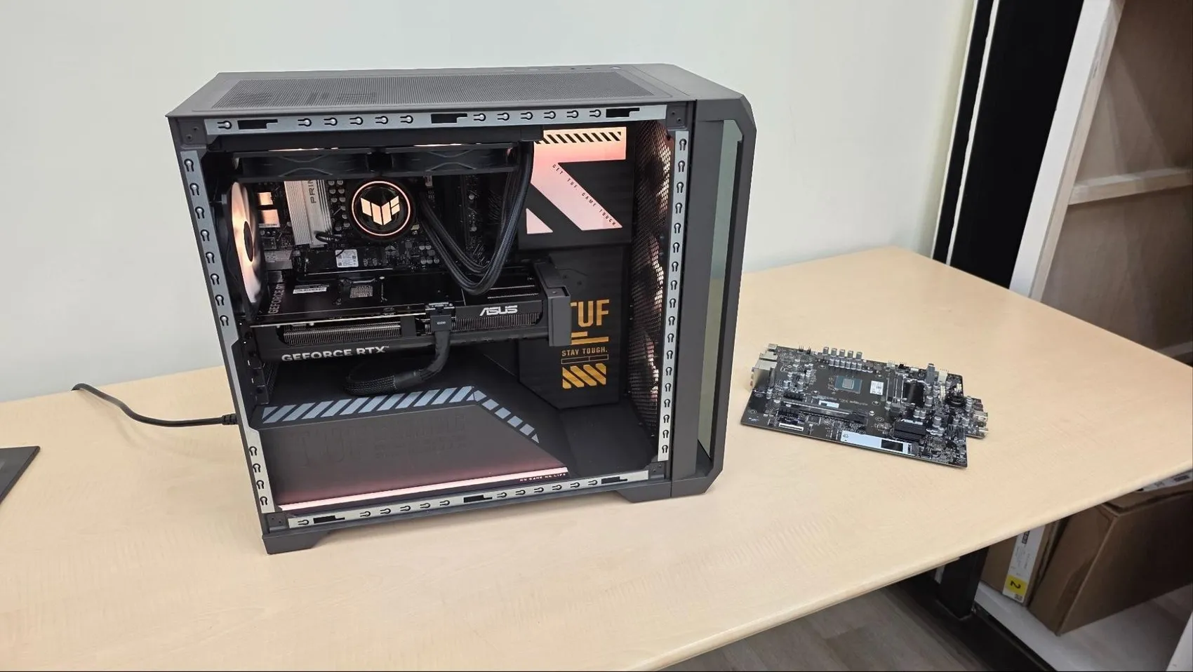 Asus, yeni ExpertBook, Strix Scar ve TUF T700 modellerini tanıttı