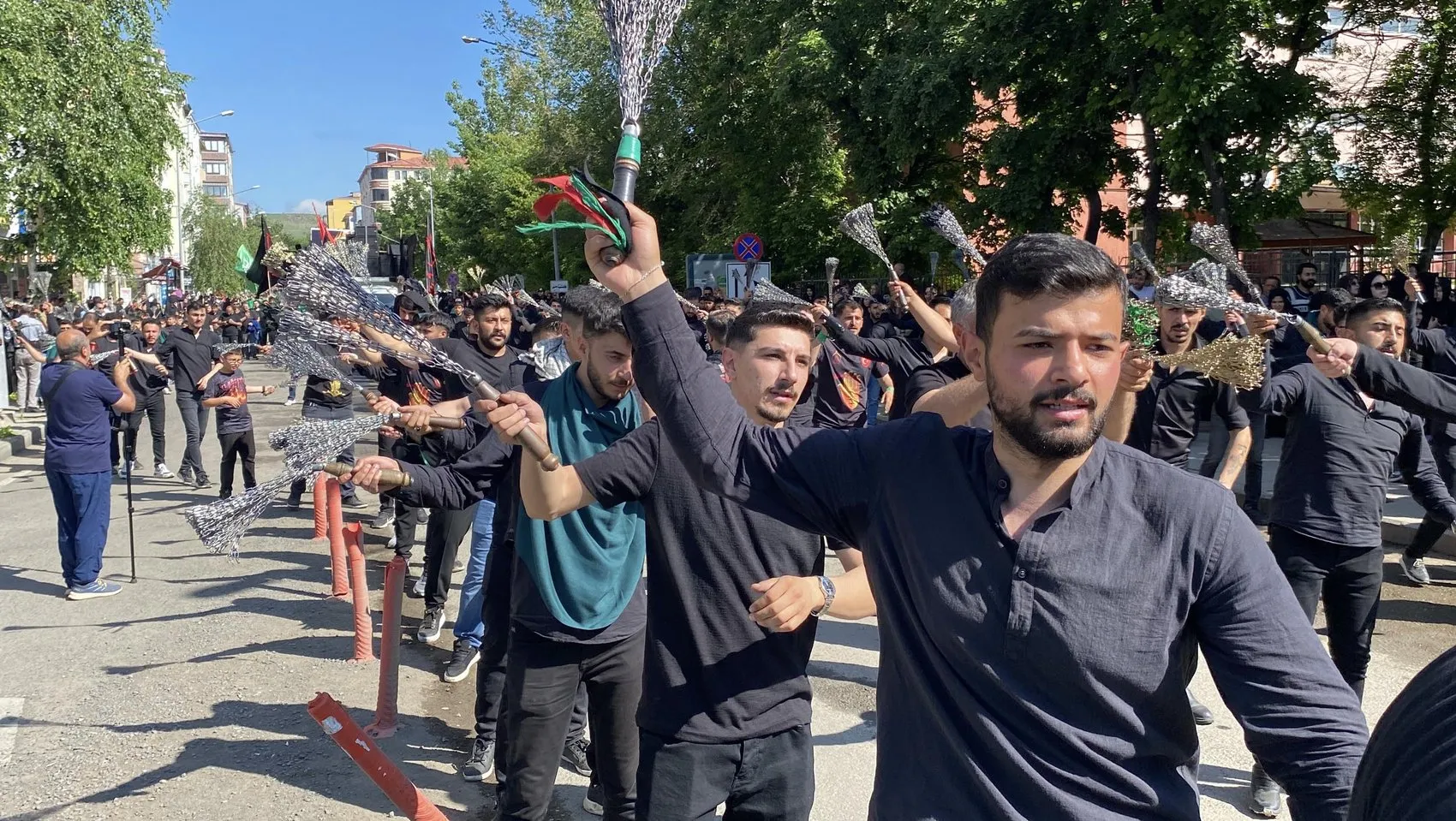 Kars sokaklarında yas yürüyüşü