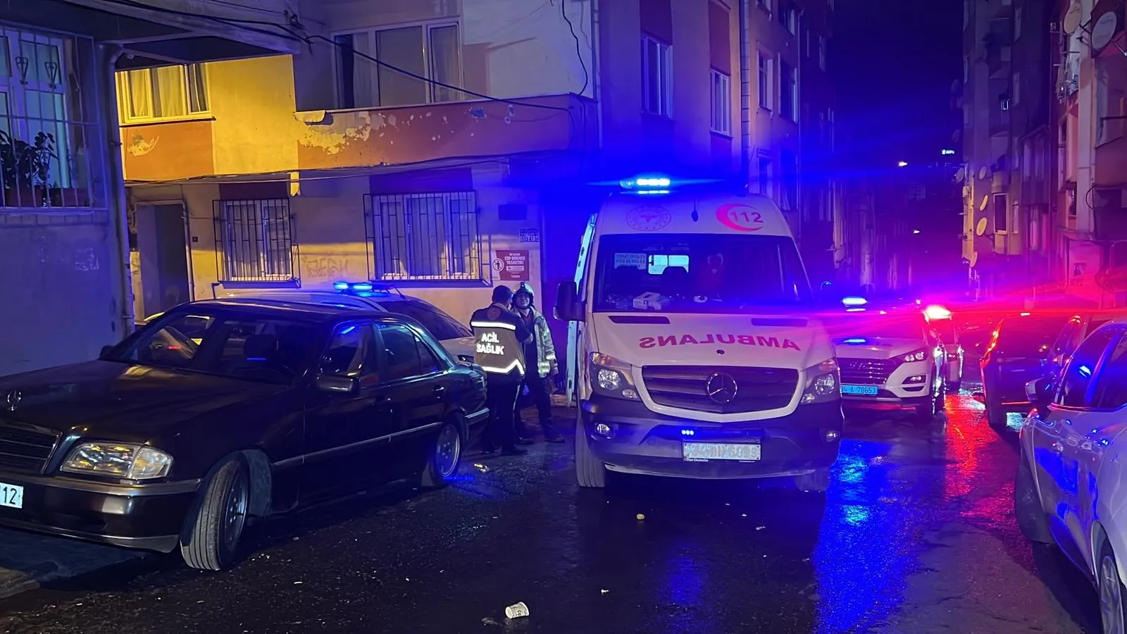 Esenler'de gece yarısı paniği Depodaki alevler binalara sıçradı
