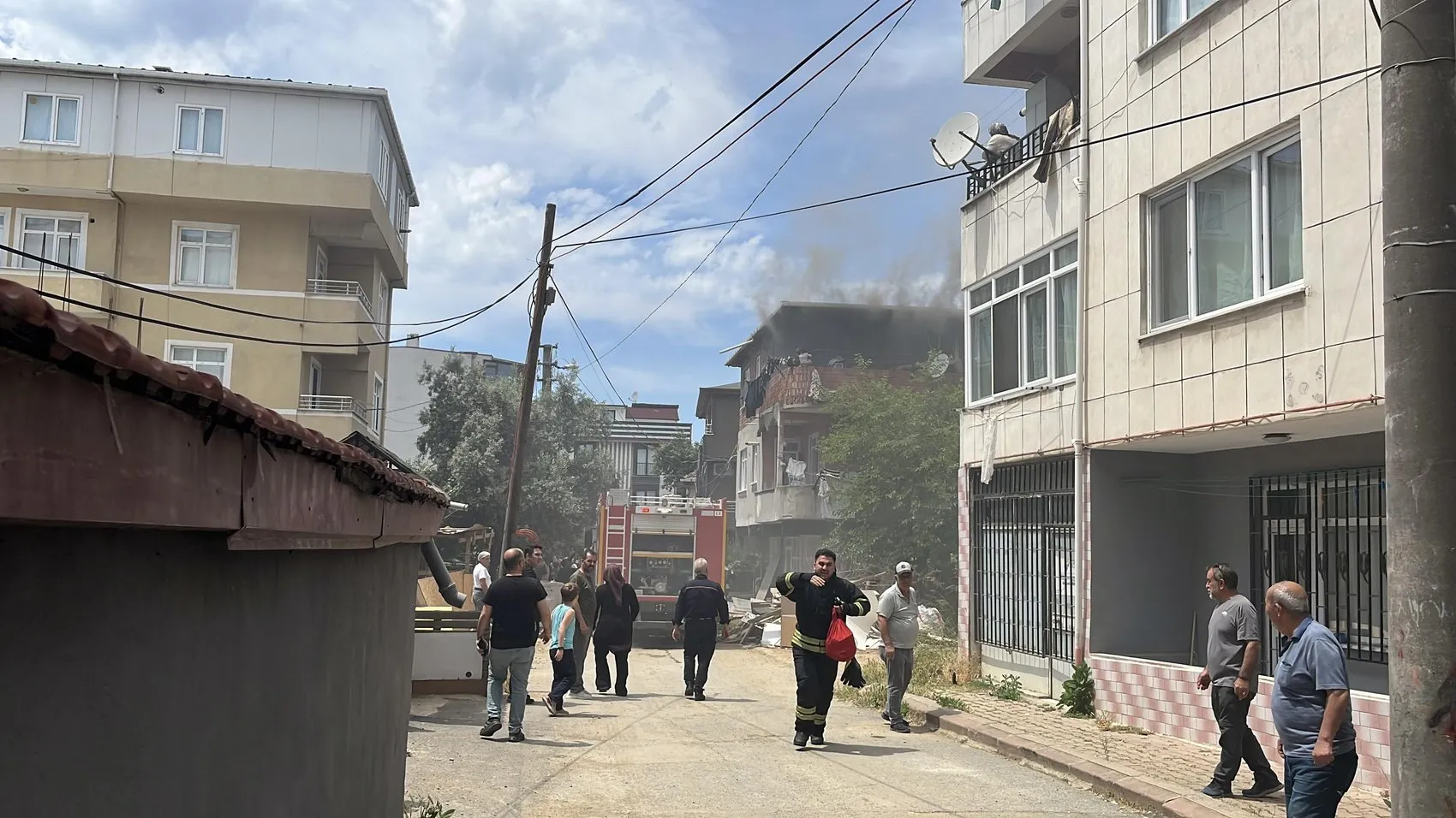 Darıca'da boş binadan yayılan dumanlar anne ve kızını balkona hapsetti