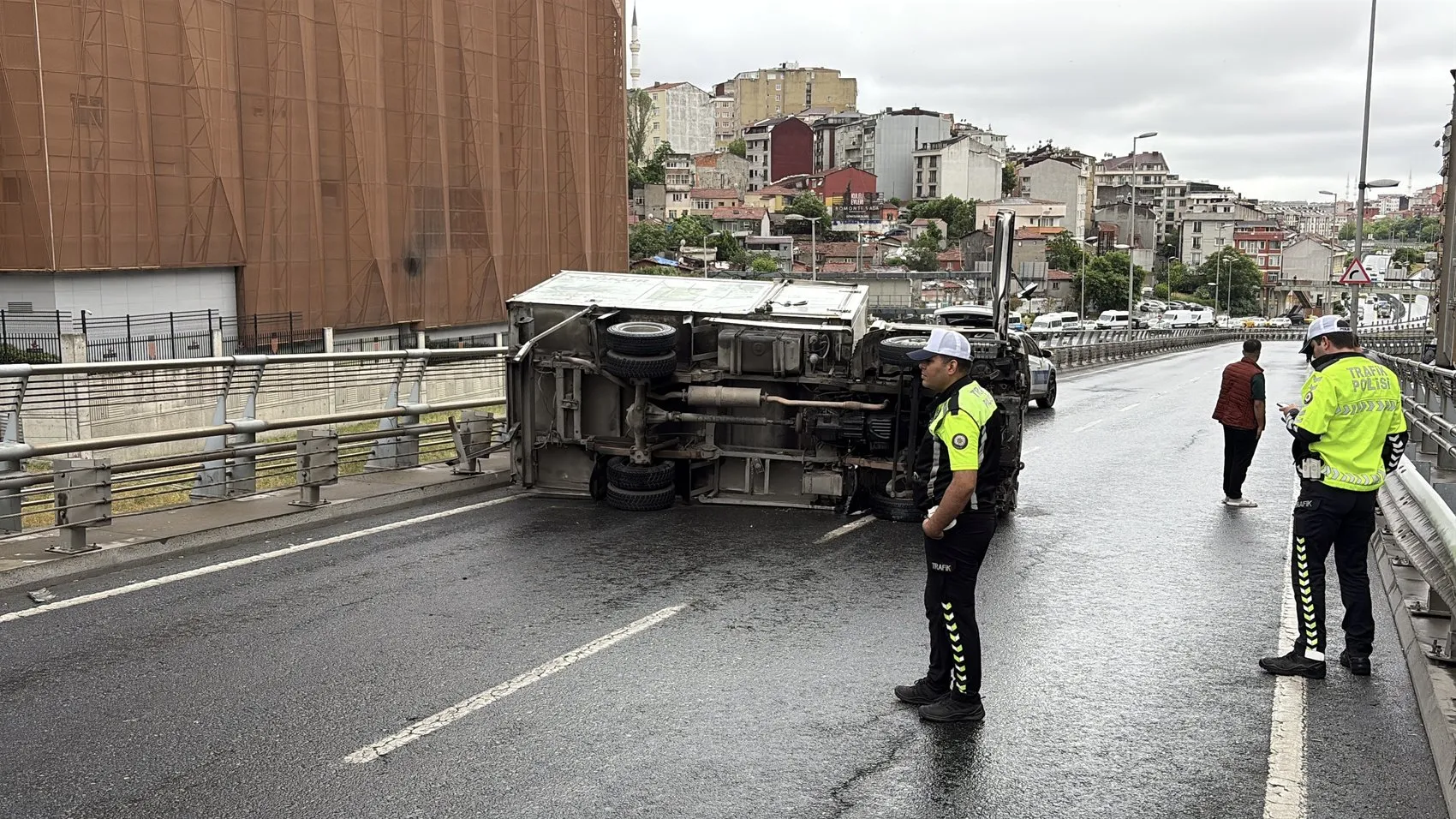 Şişli Bomonti Tüneli çıkışında devrilen kamyonet trafiği kilitledi