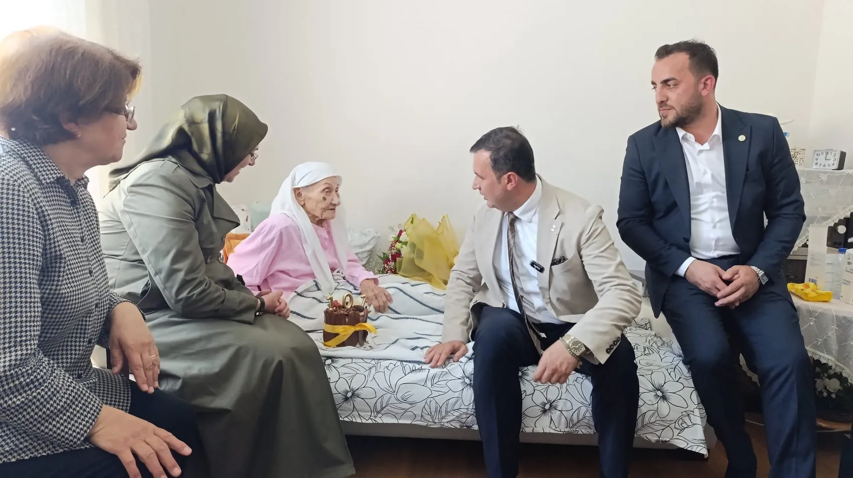 101 yaşındaki Hacer Teyze’ye Atatürk anısı eşliğinde doğum günü sürprizi