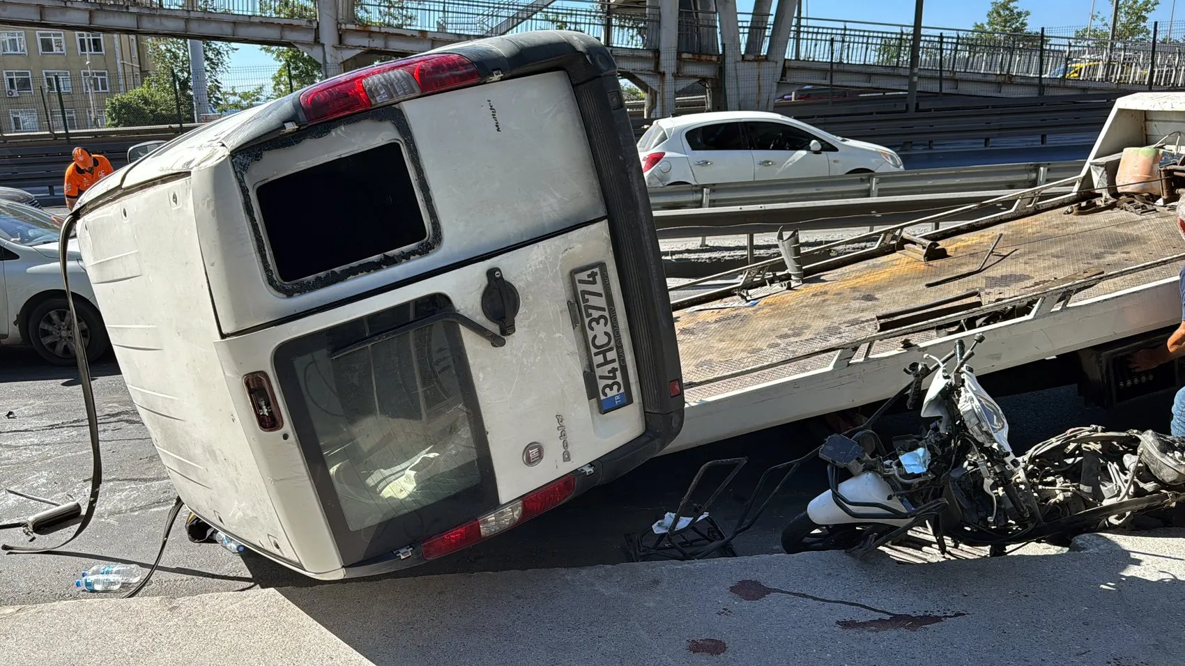 Avcılar'da trafikte dehşet anları İki araç yan yola uçtu
