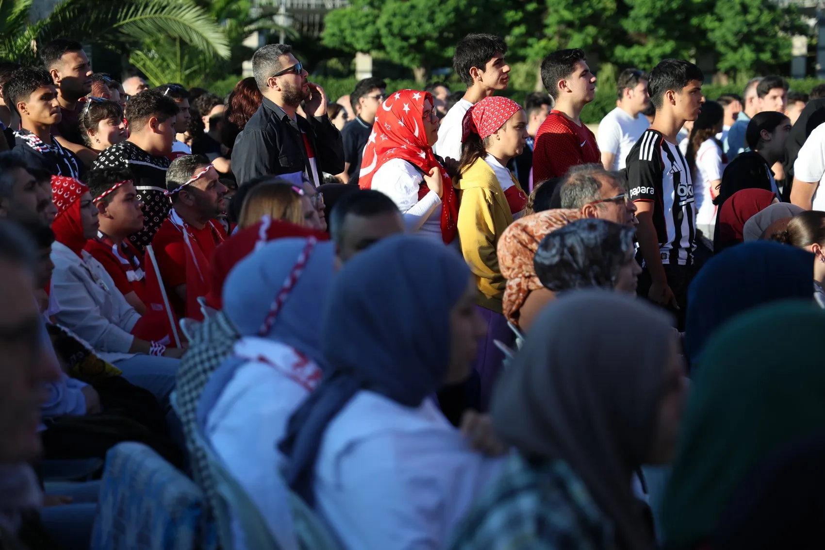 İzmir Konak Meydanı milli maçla ayağa kalktı