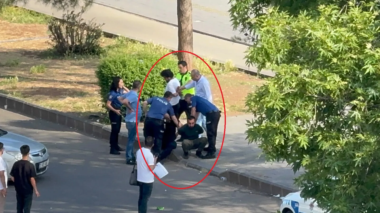 Diyarbakır Adliyesi önünde polise fiziksel saldırı girişimi