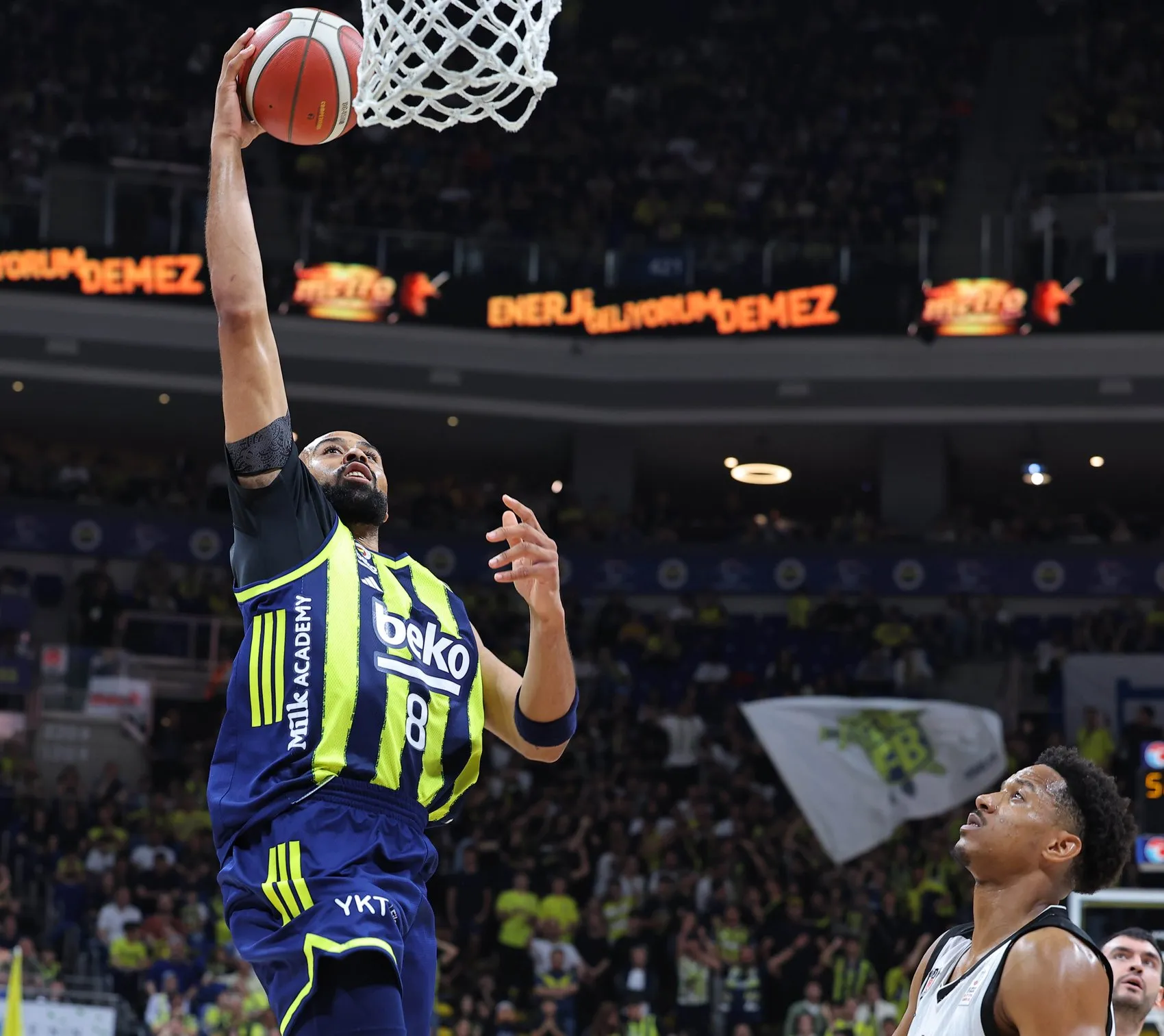 Beşiktaş derbide Fenerbahçe’yi evinde devirdi