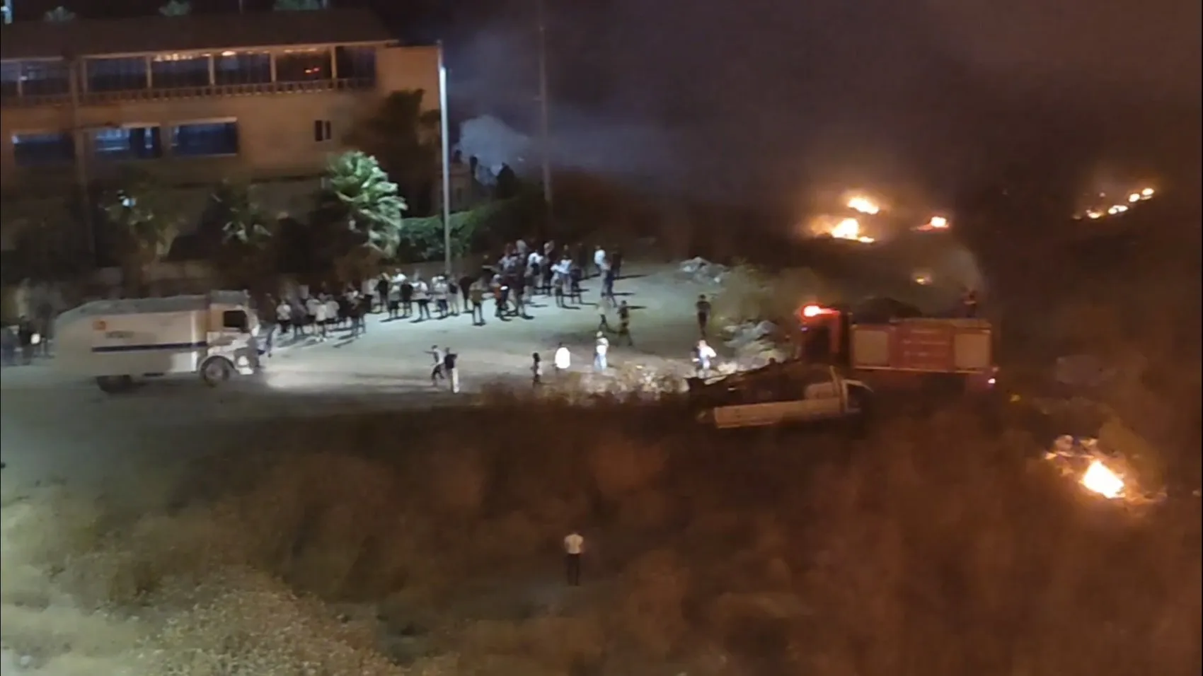 Nusaybin sınırında mayınlı alana sıçrayan anız yangını söndürüldü
