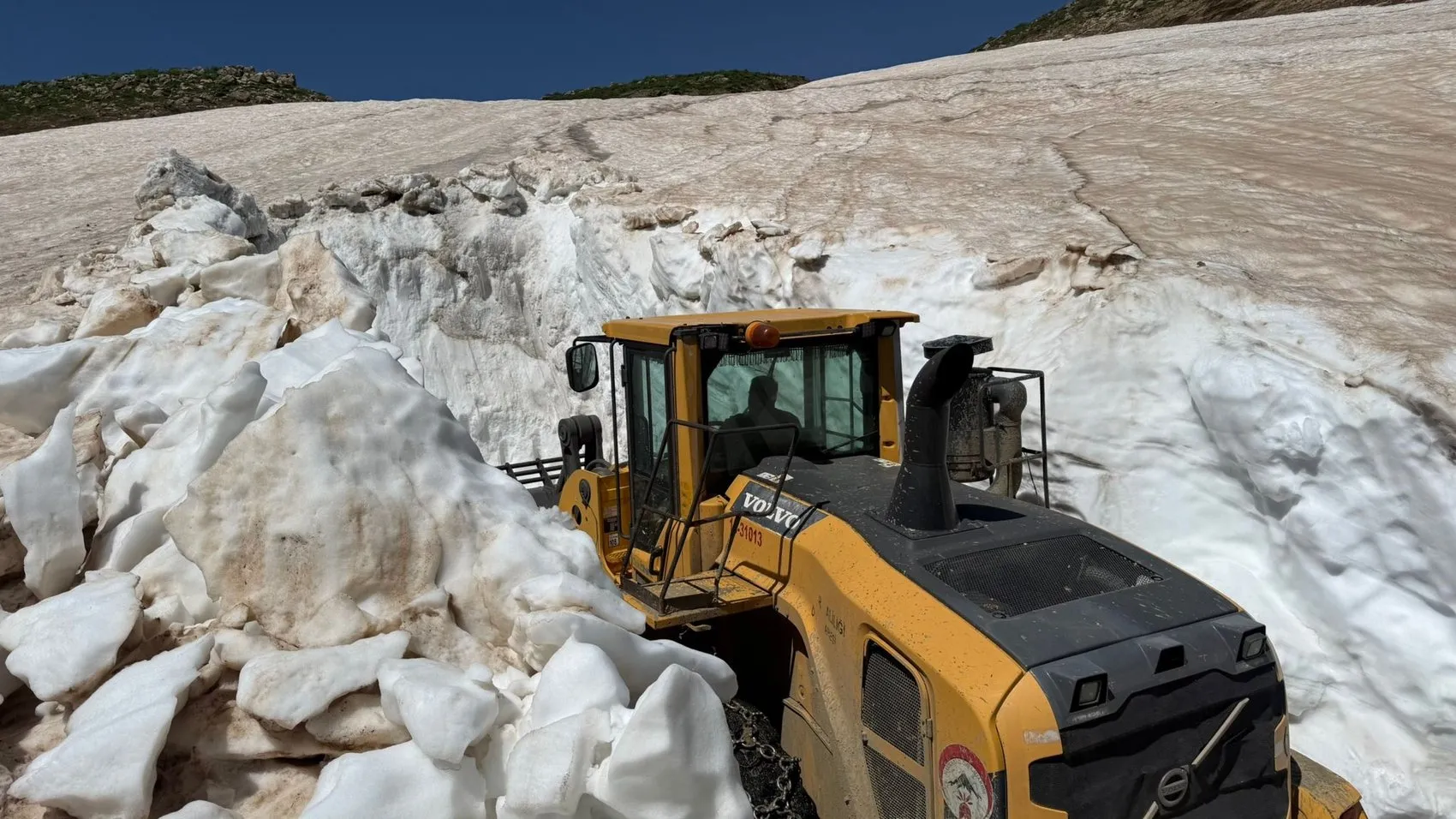Yüksekova’da beş metrelik kar duvarları iş makineleriyle aşılıyor