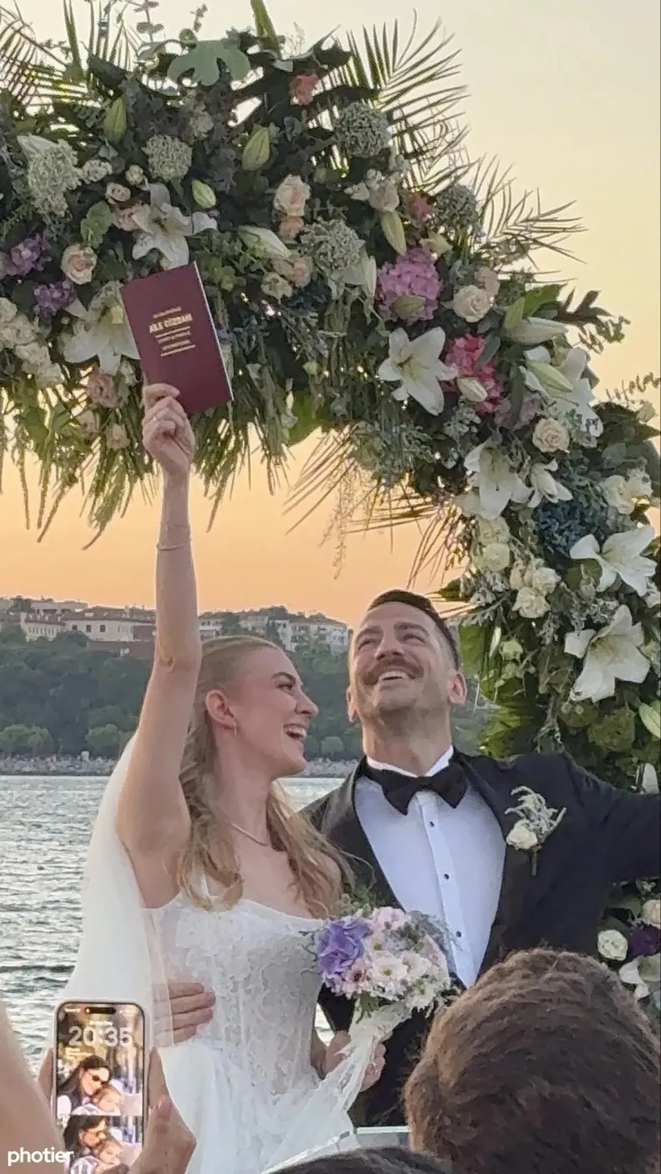 Ogeday Girişken ve Zeynep Yumrutaş evlendi! Survivor yarışmacıları yalnız bırakmadı 4