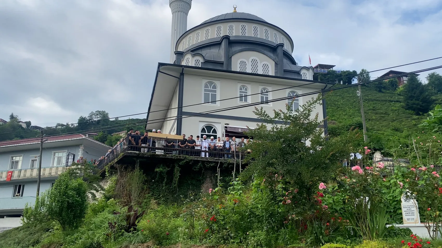 Rize’deki feci kazada hayatını kaybeden genç kız son yolculuğuna uğurlandı