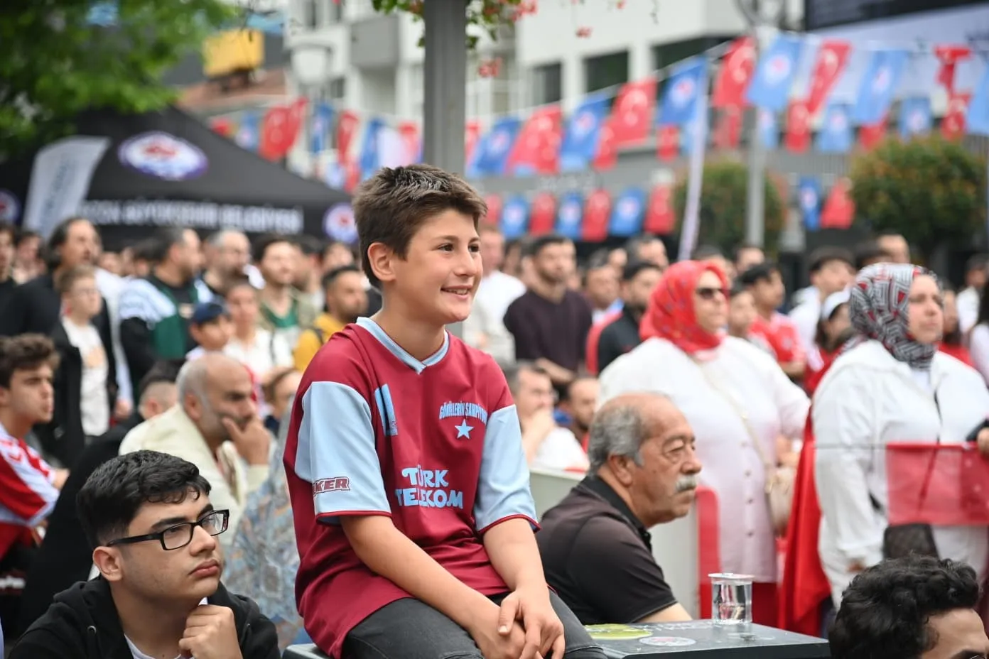 Trabzon Meydanı milli maç için dev ekrana kilitlendi