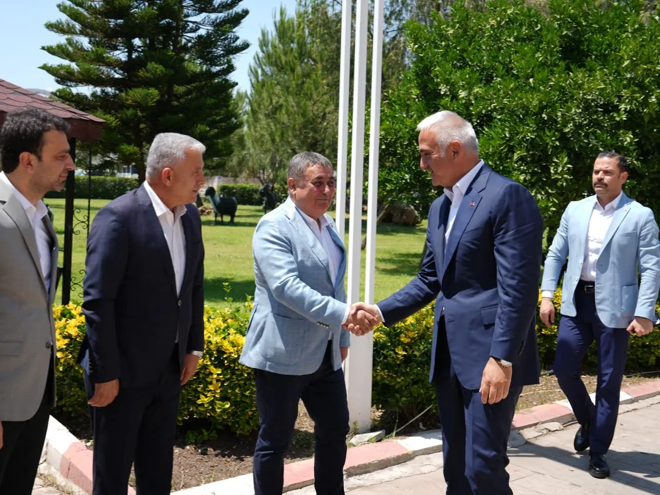 Bakan Ersoy Antalya ziyaretinde nikah masasına oturdu