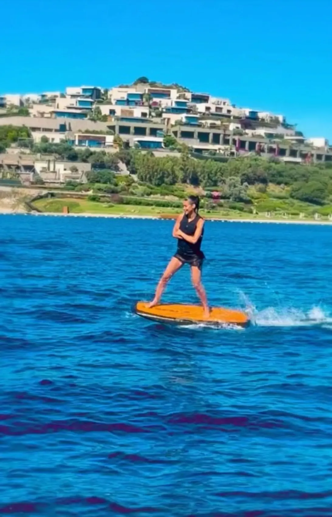 Yeraltı sezon finali yapar yapmaz soluğu Bodrum da aldı! Devrim Özkan jetsurf yapıp paylaştı 2