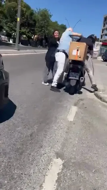 Kartal’da kuryeyle kavgaya tutuşan sürücü vitesi unutunca kaza yaptı