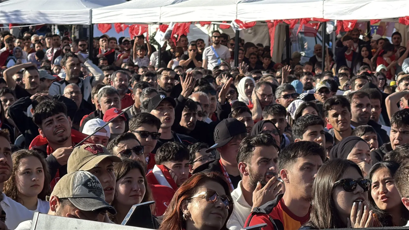 Yalovalılar milli maç için meydanlara akın etti