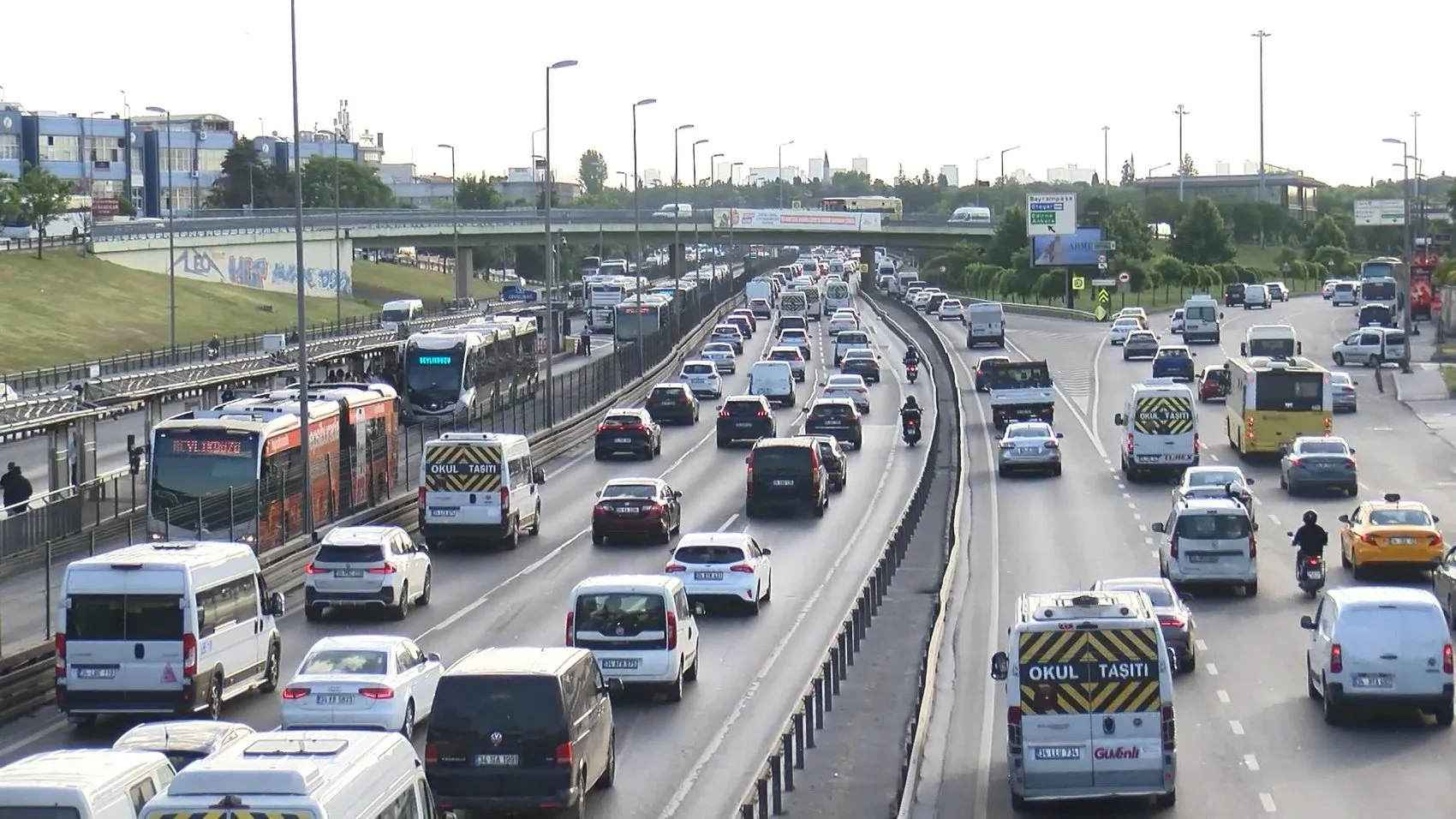İstanbul trafiği bayram sonrası ilk mesai gününde kilitlendi