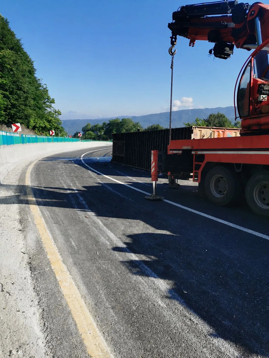 Bolu Dağı geçişinde askeri mühimmat taşıyan TIR devrildi