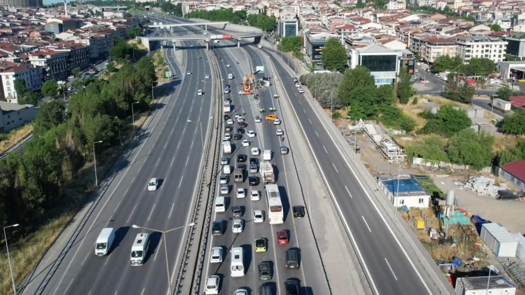 Sultangazi'de midibüs devrildi 12 kişi hastaneye kaldırıldı