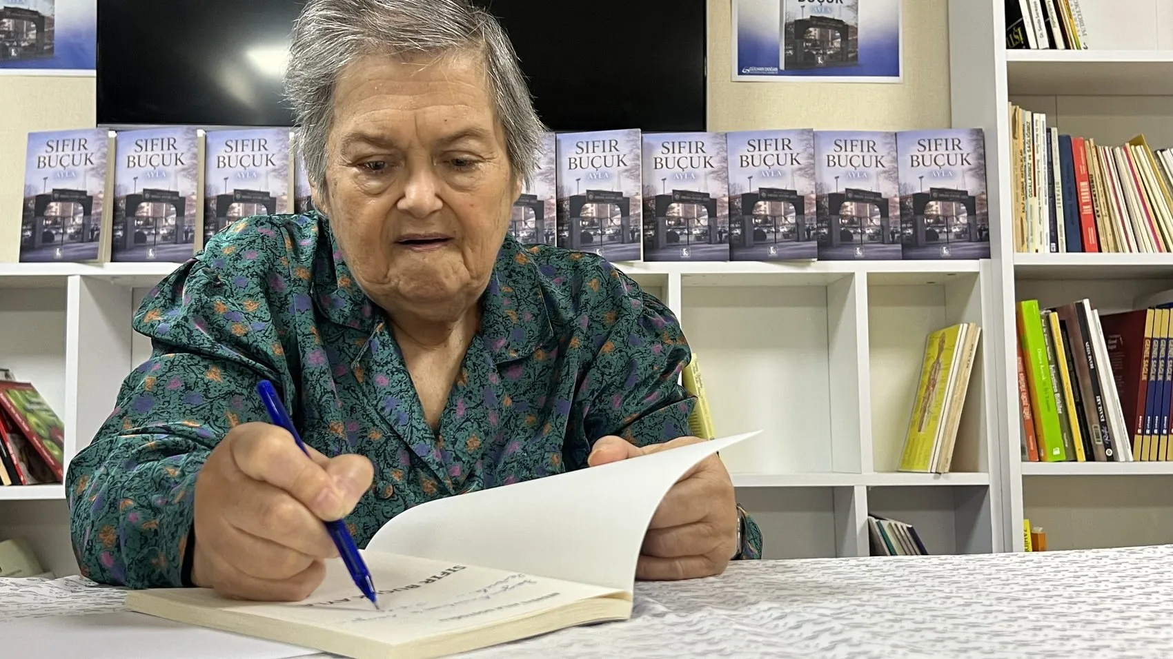 84 yaşındaki öğretmen Parkinson’a inat anılarını kitaplaştırdı