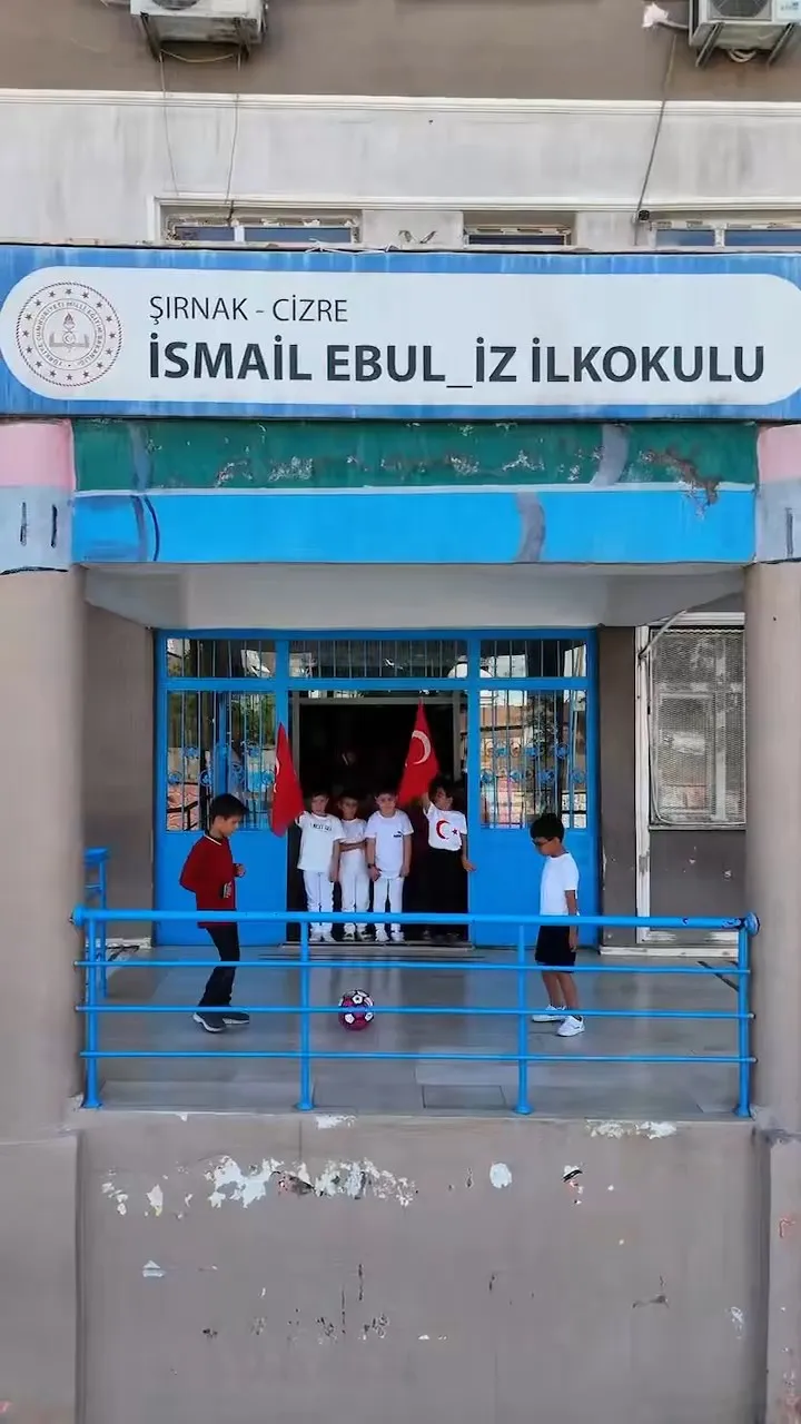 Cizreli çocuklardan milli takıma bahçede ay-yıldızlı sürpriz