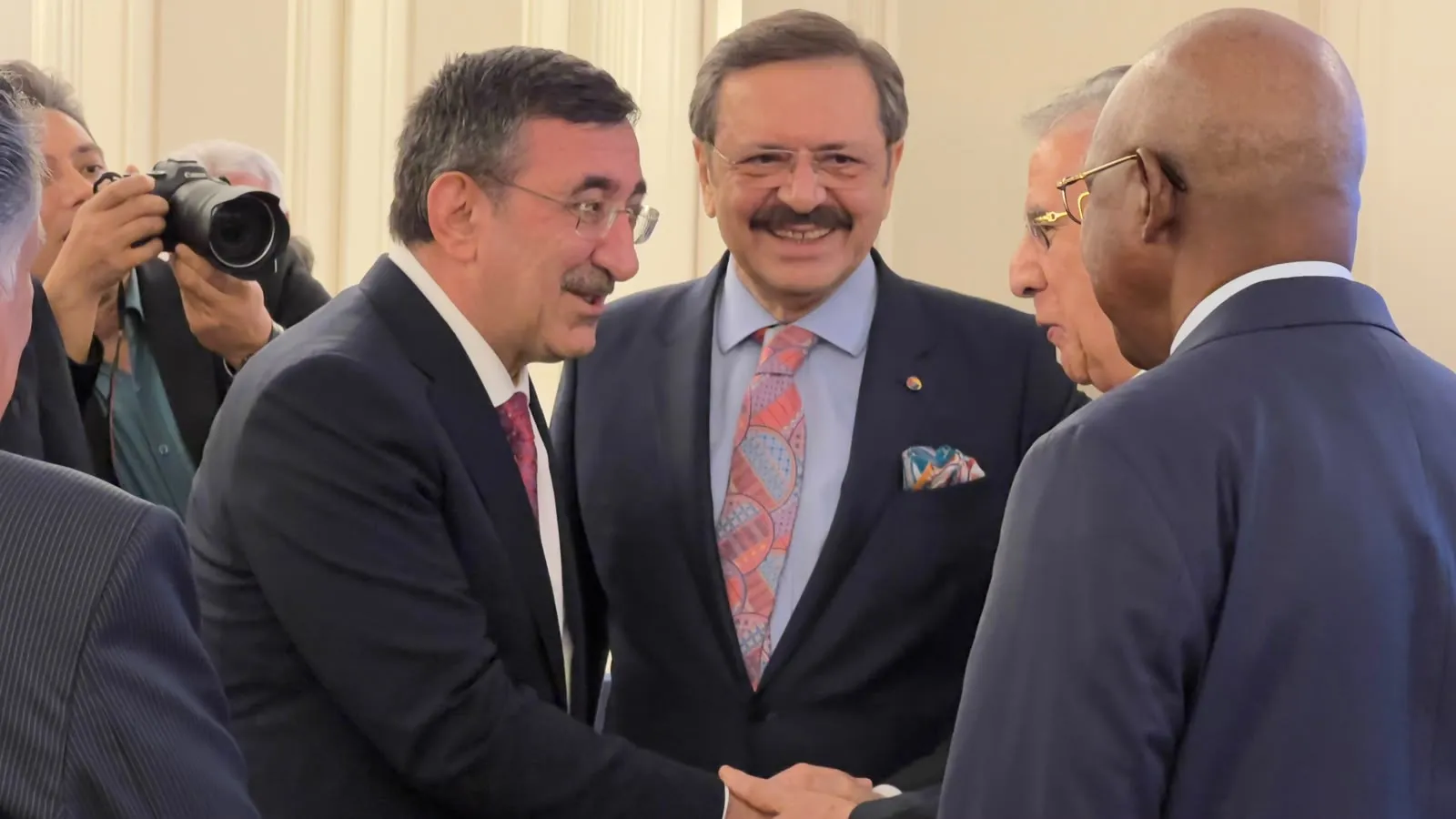 Türkiye ihracatta 400 milyar dolar barajını aşmaya hazırlanıyor