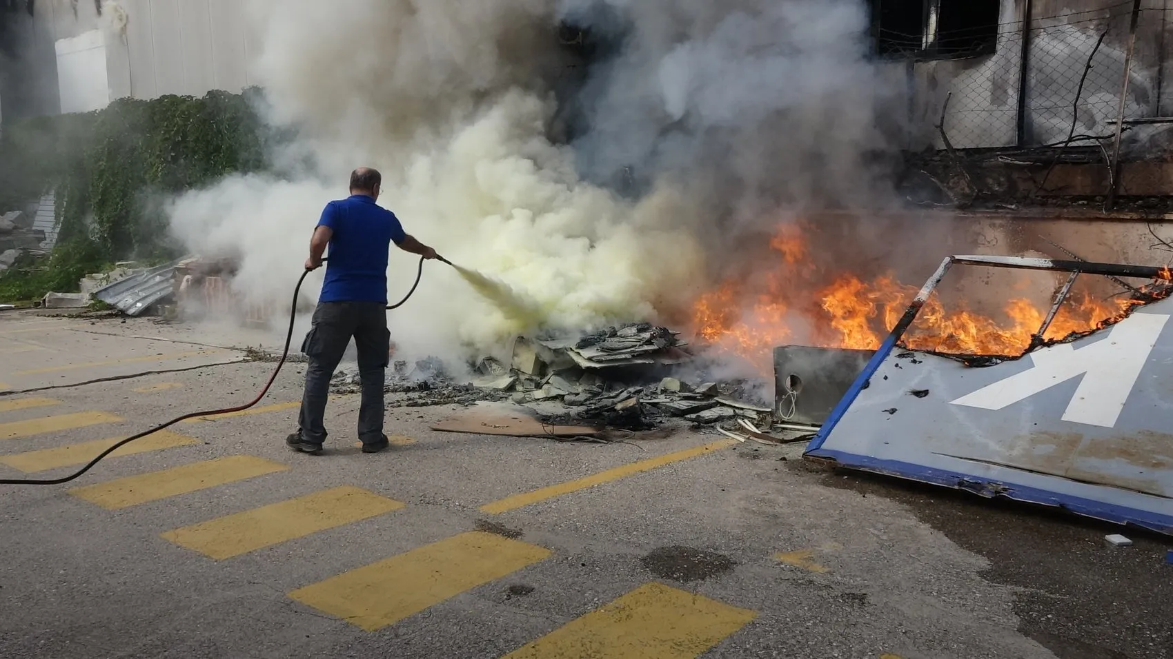 Antalya’da bir servis dükkanını alevler teslim aldı