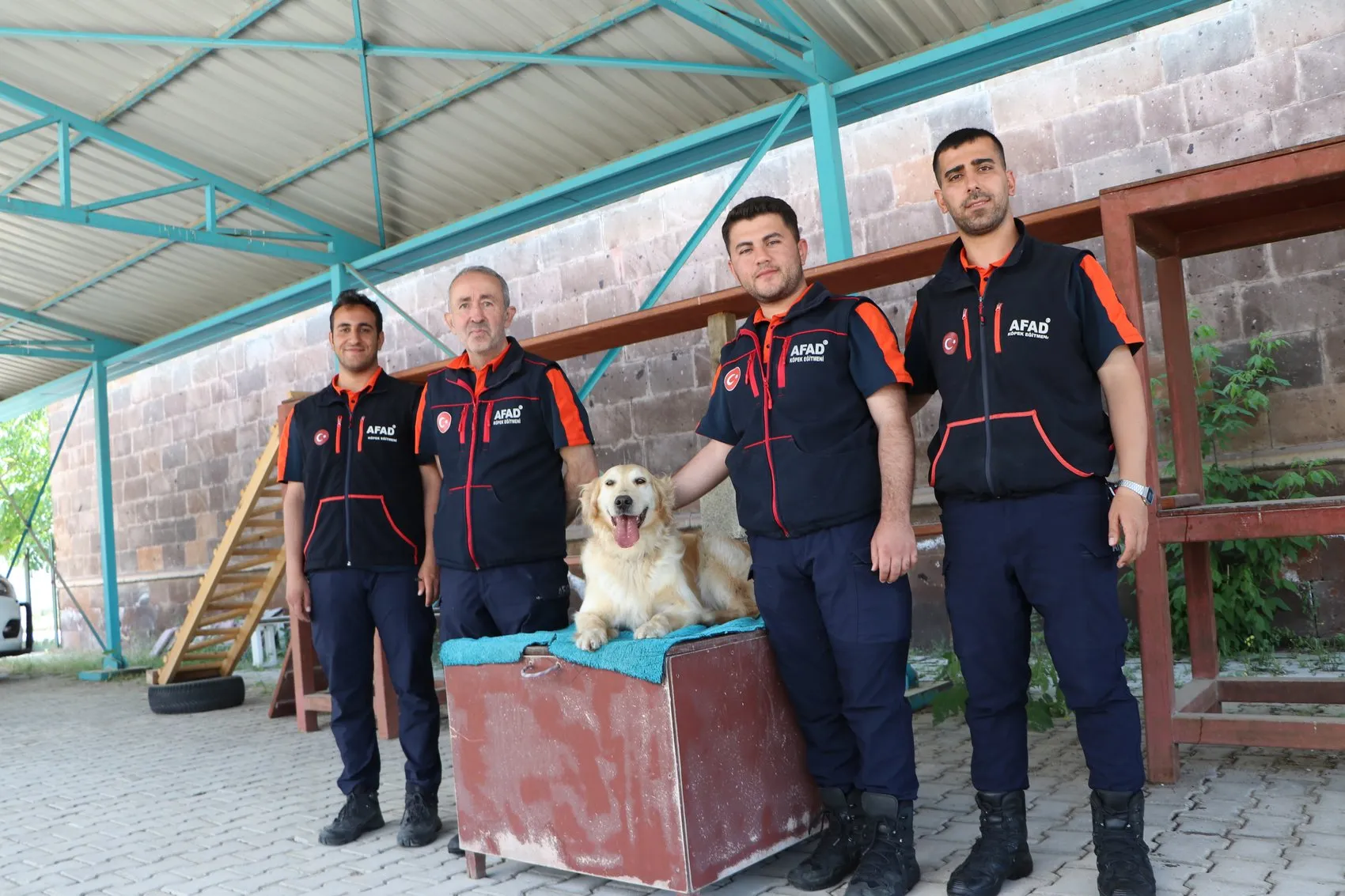 Emekliliği bekleyen Köpük sınavda gençlere taş çıkarttı