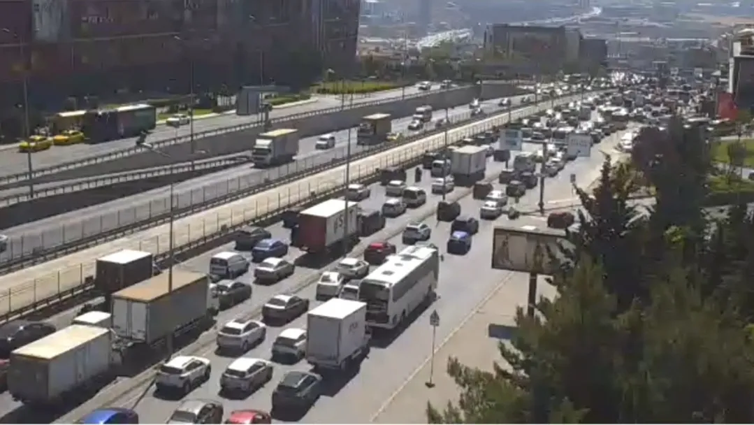 Beylikdüzü D-100 karayolunda kamyonet kazası trafiği kilitledi