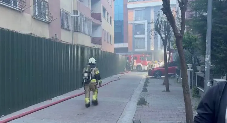 Küçükçekmece'deki kentsel dönüşüm alanında gece yangını
