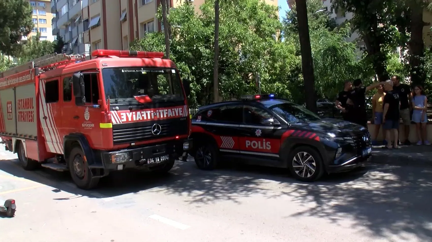 Kozyatağı’nda park halindeki aracın üzerine ağaç dalı devrildi