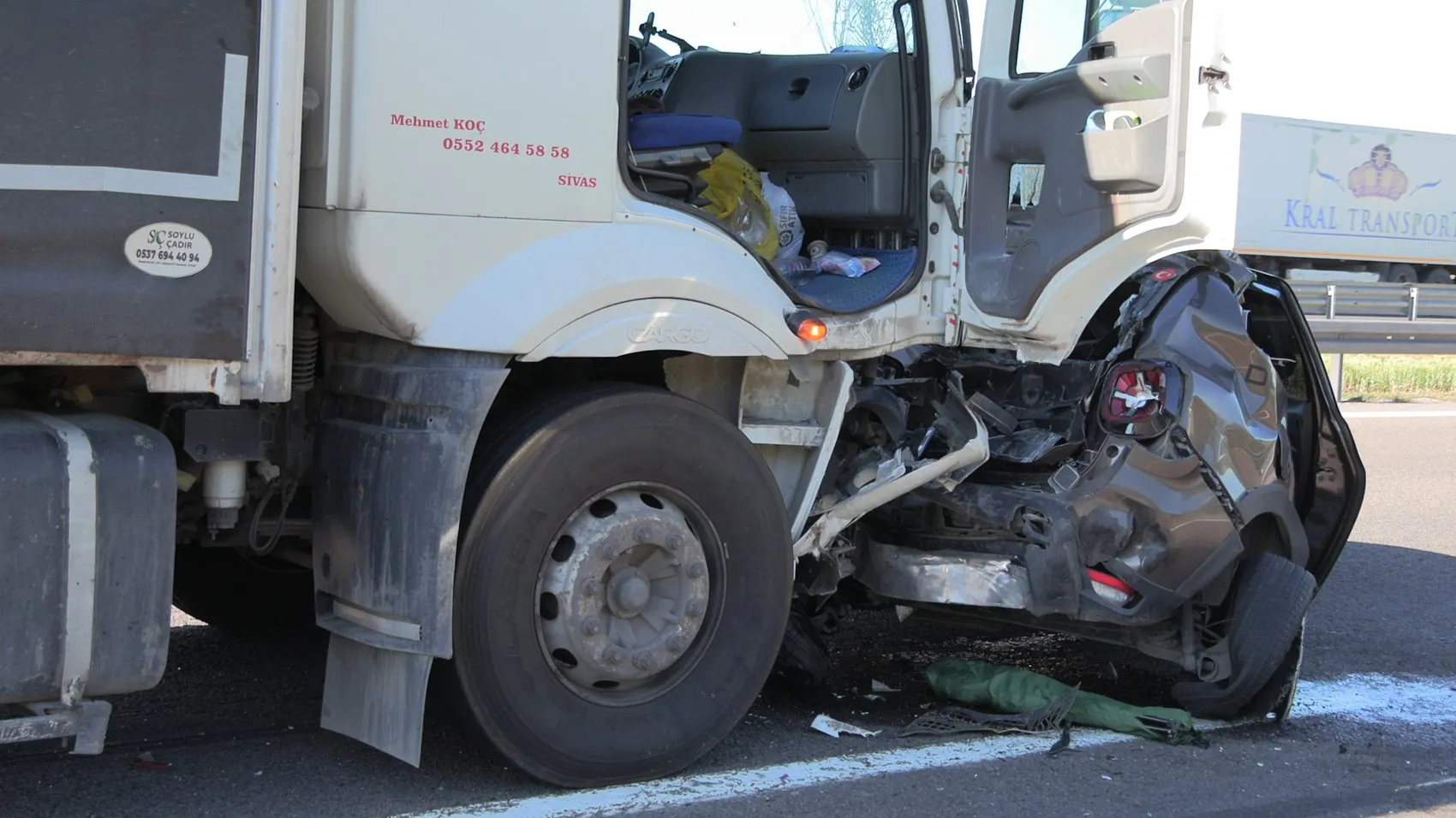 Bolu Anadolu Otoyolu'nda kamyon otomobile çarptı