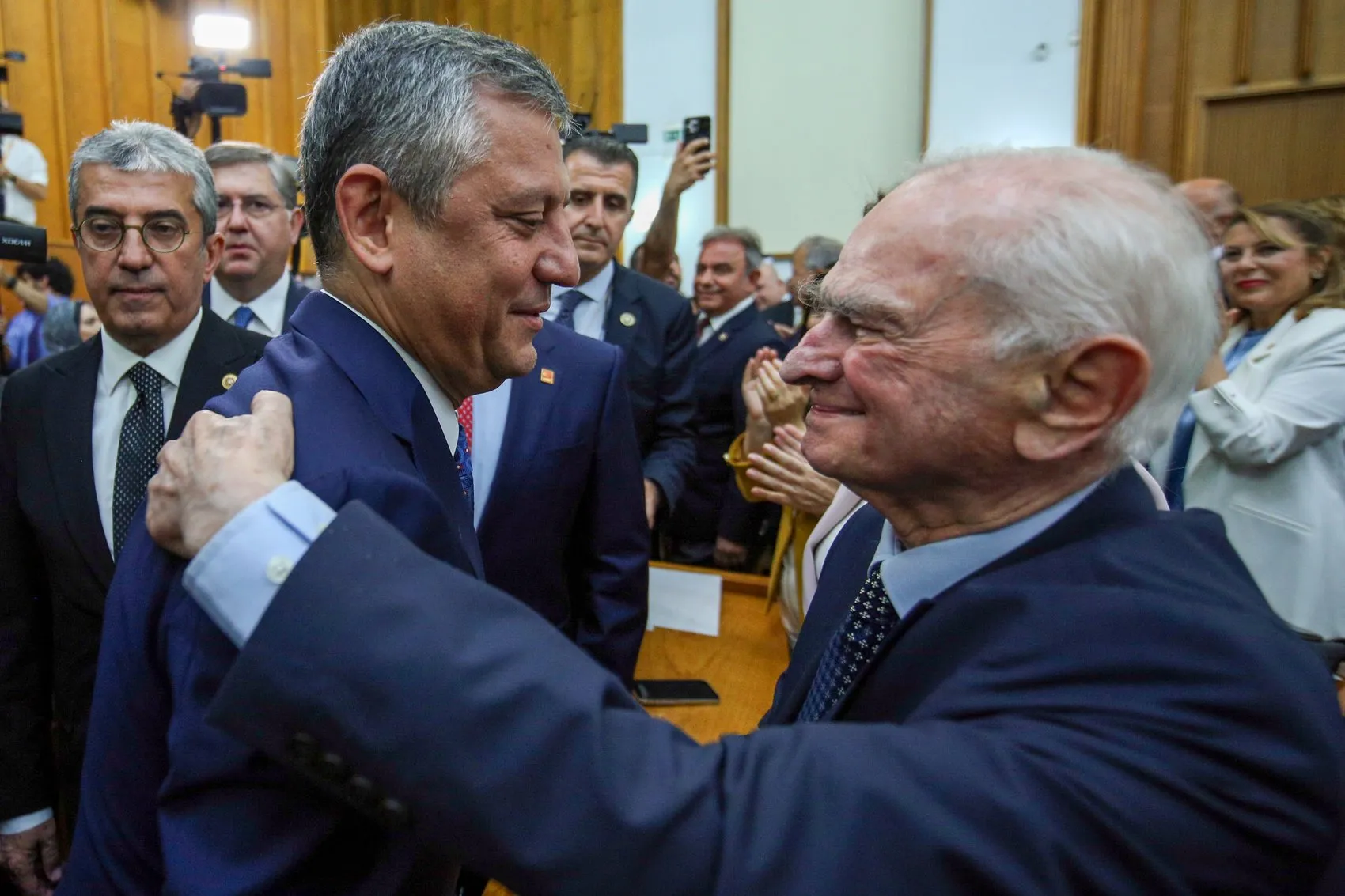 Özgür Özel Meclis kürsüsünden meydan okudu